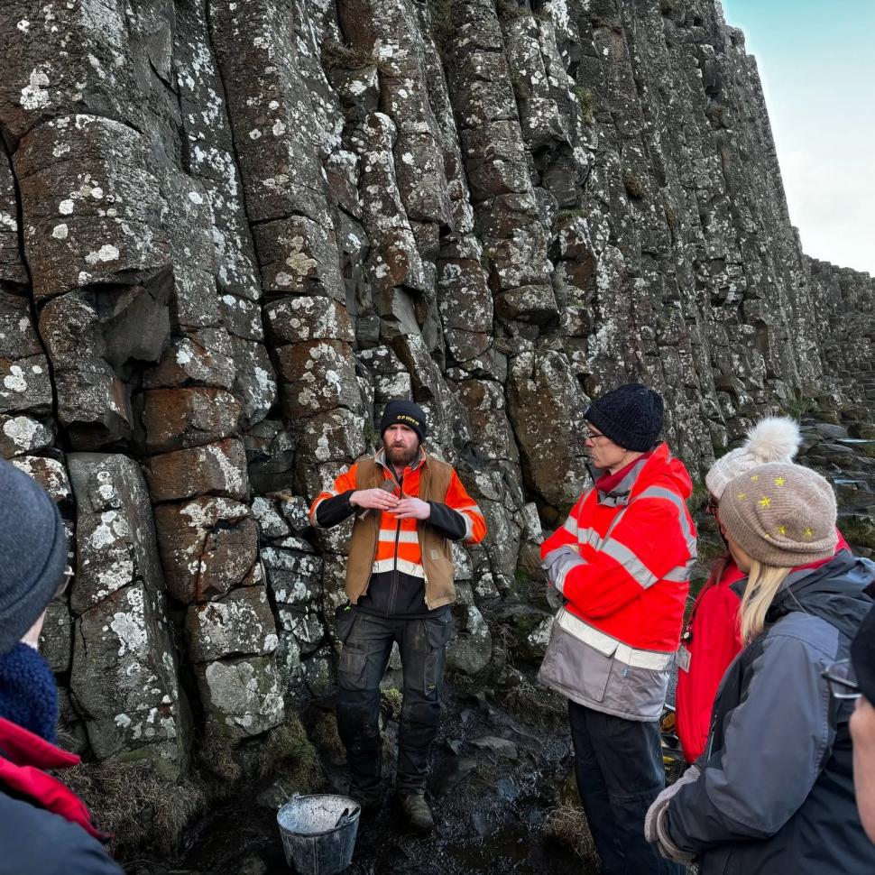 Ani de zile, turiștii au pus monede în crăpăturile Giant's Causeway pentru noroc. Acum, au fost extrase 20 de kg pentru a salva situl 1106160