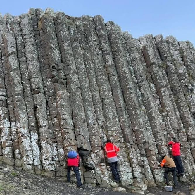 Ani de zile, turiștii au pus monede în crăpăturile Giant's Causeway pentru noroc. Acum, au fost extrase 20 de kg pentru a salva situl 1106161