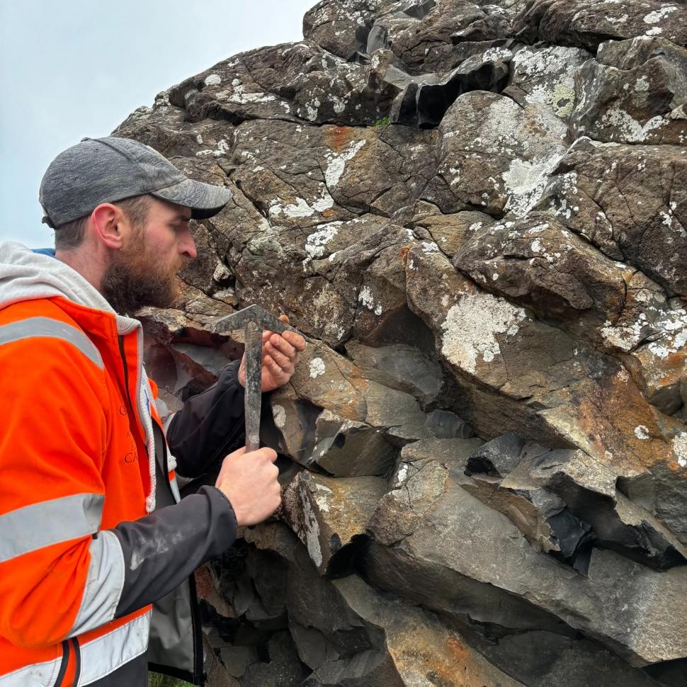 Ani de zile, turiștii au pus monede în crăpăturile Giant's Causeway pentru noroc. Acum, au fost extrase 20 de kg pentru a salva situl 1106162