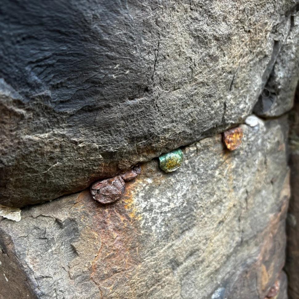 Ani de zile, turiștii au pus monede în crăpăturile Giant's Causeway pentru noroc. Acum, au fost extrase 20 de kg pentru a salva situl 1106163