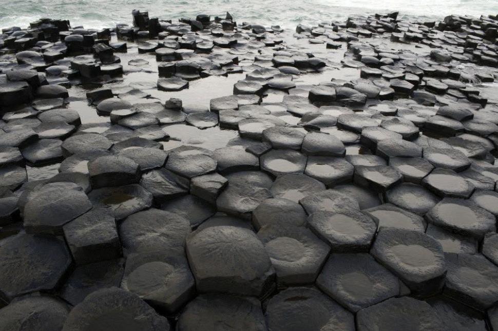 Ani de zile, turiștii au pus monede în crăpăturile Giant's Causeway pentru noroc. Acum, au fost extrase 20 de kg pentru a salva situl 1106168
