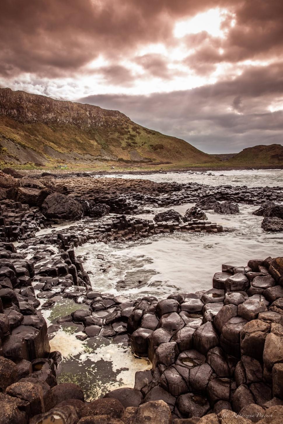 Ani de zile, turiștii au pus monede în crăpăturile Giant's Causeway pentru noroc. Acum, au fost extrase 20 de kg pentru a salva situl 1106169