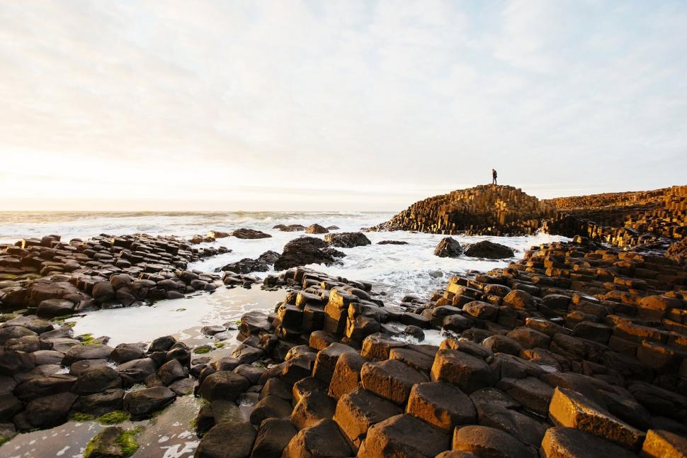 Ani de zile, turiștii au pus monede în crăpăturile Giant's Causeway pentru noroc. Acum, au fost extrase 20 de kg pentru a salva situl 1106170