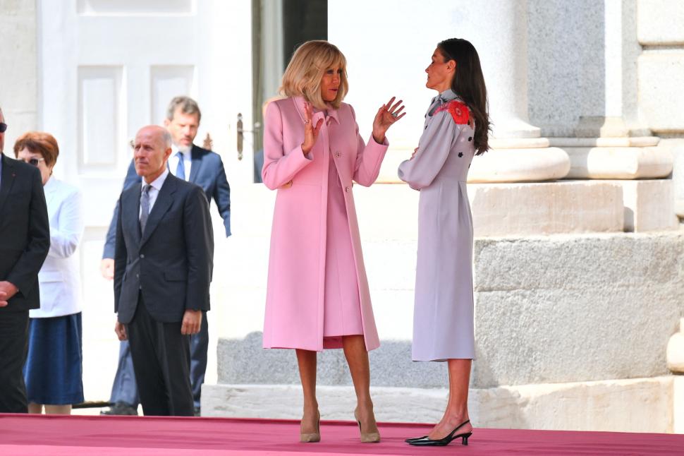 Regele și regina Spaniei i-au primit pe Emmanuel și Brigitte Macron cu fast la palatul regal, în prima lor vizită de stat la Madrid 1106398
