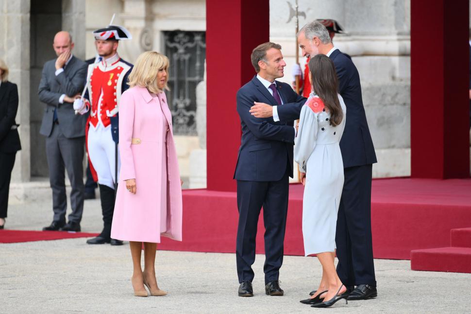 Regele și regina Spaniei i-au primit pe Emmanuel și Brigitte Macron cu fast la palatul regal, în prima lor vizită de stat la Madrid 1106400