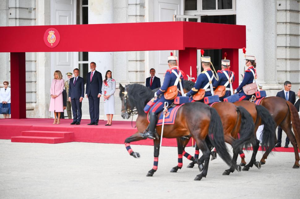 Regele și regina Spaniei i-au primit pe Emmanuel și Brigitte Macron cu fast la palatul regal, în prima lor vizită de stat la Madrid 1106404