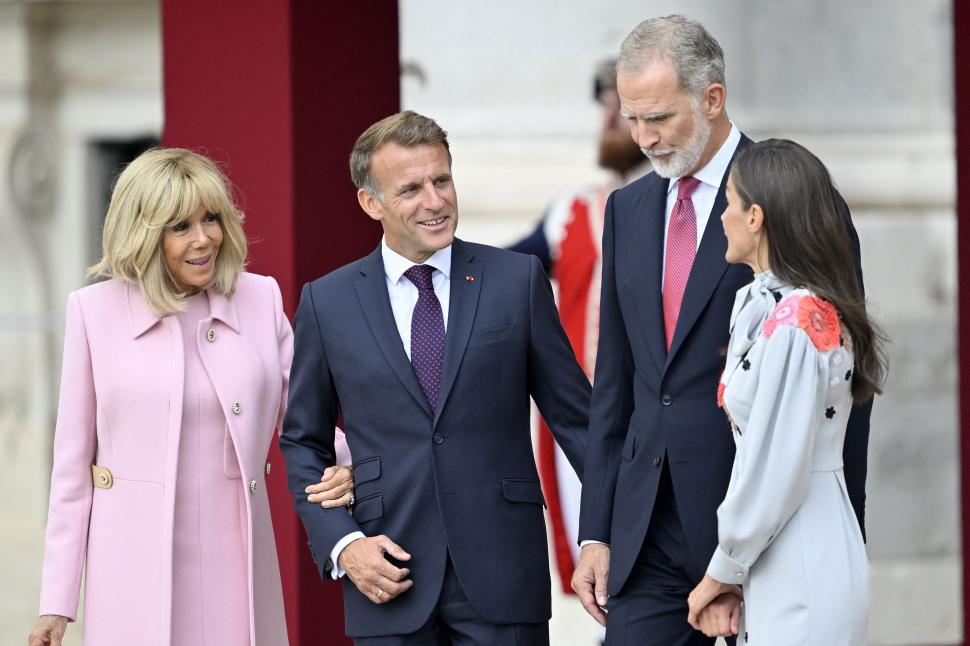Regele și regina Spaniei i-au primit pe Emmanuel și Brigitte Macron cu fast la palatul regal, în prima lor vizită de stat la Madrid 1106408