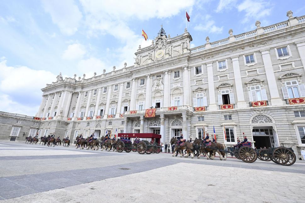 Regele și regina Spaniei i-au primit pe Emmanuel și Brigitte Macron cu fast la palatul regal, în prima lor vizită de stat la Madrid 1106412