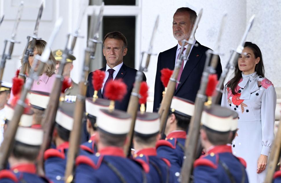Regele și regina Spaniei i-au primit pe Emmanuel și Brigitte Macron cu fast la palatul regal, în prima lor vizită de stat la Madrid 1106414