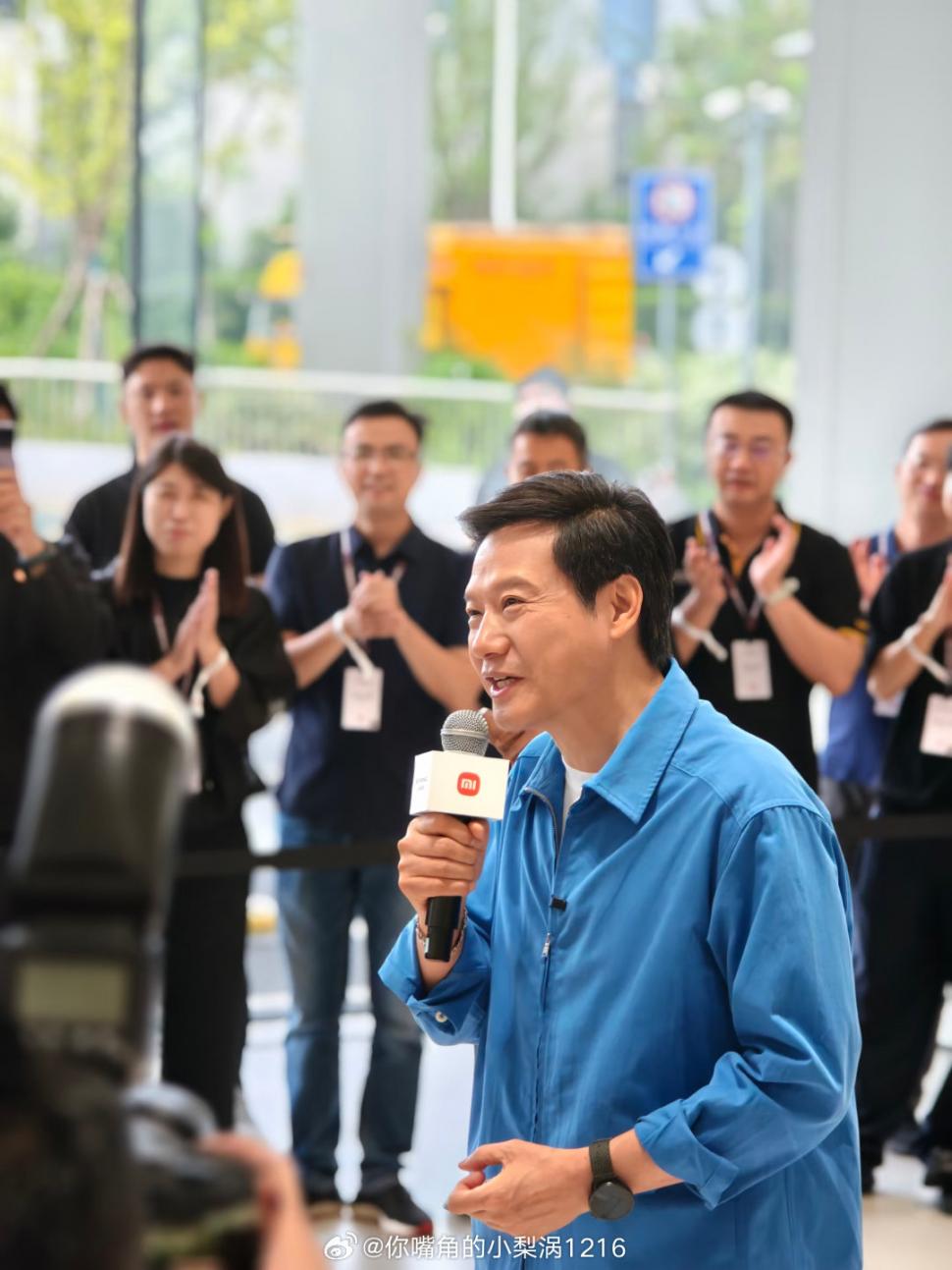 Tatăl lui câștiga 7 $ pe lună ca profesor, el a ajuns în top miliardari din China. Povestea omului din spatele gigantului tech Xiaomi 1106235