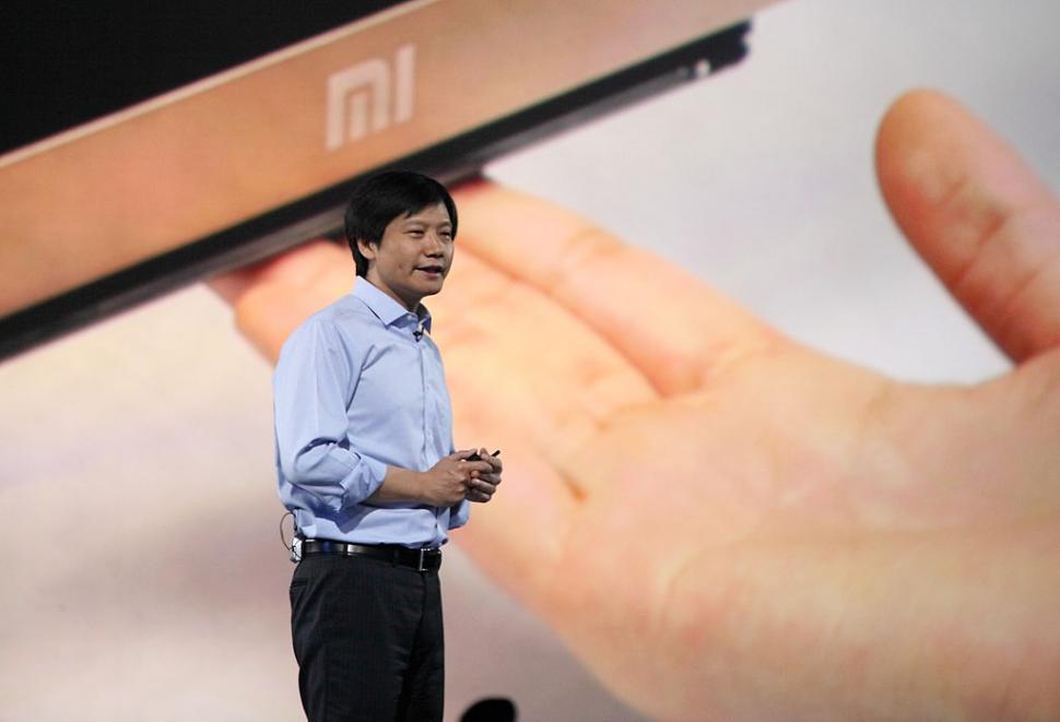 Tatăl lui câștiga 7 $ pe lună ca profesor, el a ajuns în top miliardari din China. Povestea omului din spatele gigantului tech Xiaomi 1106236