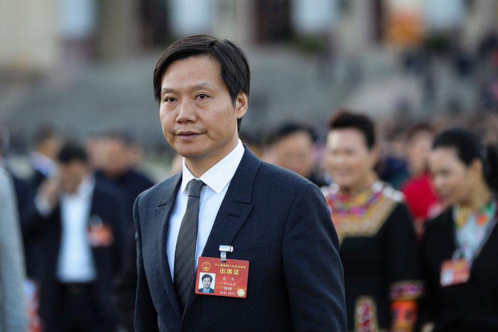 Tatăl lui câștiga 7 $ pe lună ca profesor, el a ajuns în top miliardari din China. Povestea omului din spatele gigantului tech Xiaomi 1106238