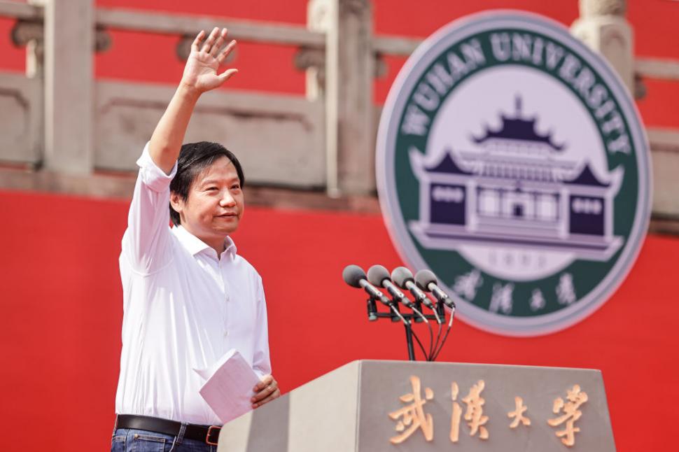 Tatăl lui câștiga 7 $ pe lună ca profesor, el a ajuns în top miliardari din China. Povestea omului din spatele gigantului tech Xiaomi 1106239