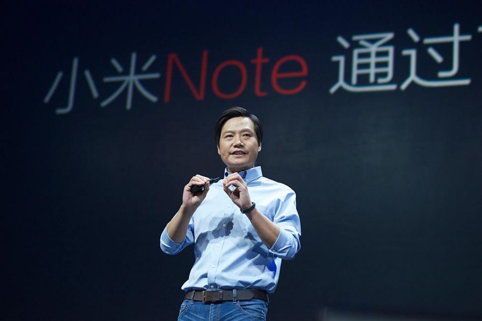Tatăl lui câștiga 7 $ pe lună ca profesor, el a ajuns în top miliardari din China. Povestea omului din spatele gigantului tech Xiaomi 1106240