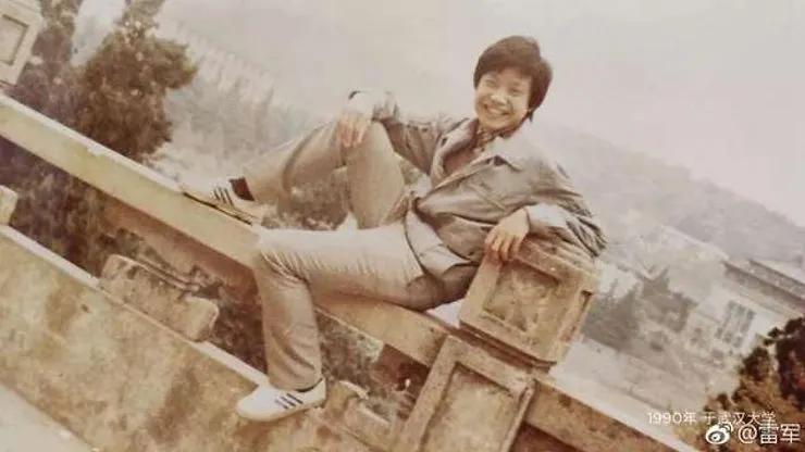 Tatăl lui câștiga 7 $ pe lună ca profesor, el a ajuns în top miliardari din China. Povestea omului din spatele gigantului tech Xiaomi 1106241
