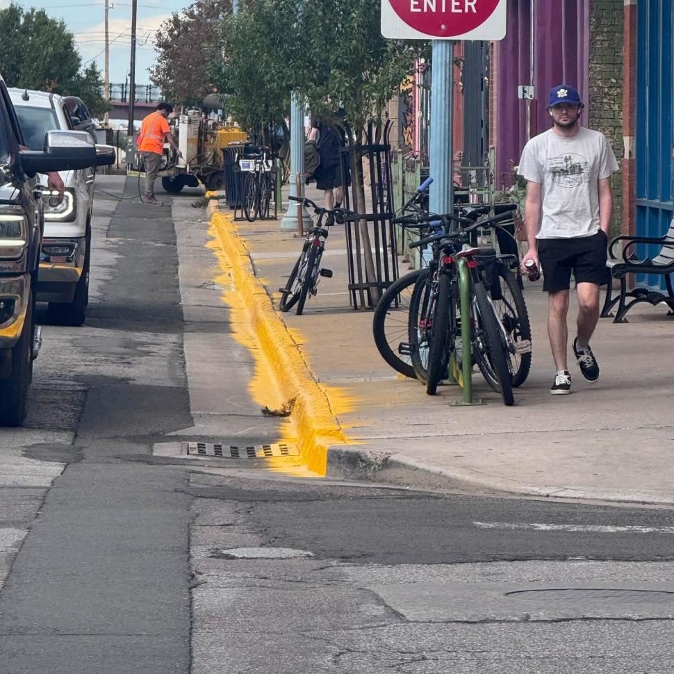 Un angajat nou a fost trimis de primărie să vopsească cu galben bordurile dintr-un oraș american. Și a rezultat un dezastru 1106293