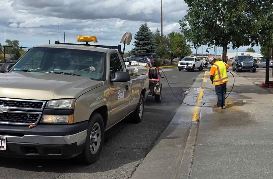 Un angajat nou a fost trimis de primărie să vopsească cu galben bordurile dintr-un oraș american. Și a rezultat un dezastru 1106298