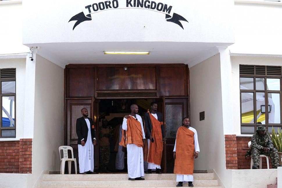 Un jurnalist va fi rege în Uganda, după ce un fotbalist a refuzat tronul. Există însă o dispută foarte interesantă legată de succesiune 1106143