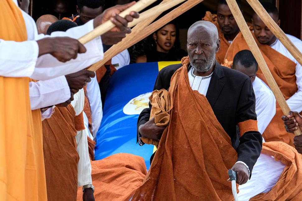 Un jurnalist va fi rege în Uganda, după ce un fotbalist a refuzat tronul. Există însă o dispută foarte interesantă legată de succesiune 1106152