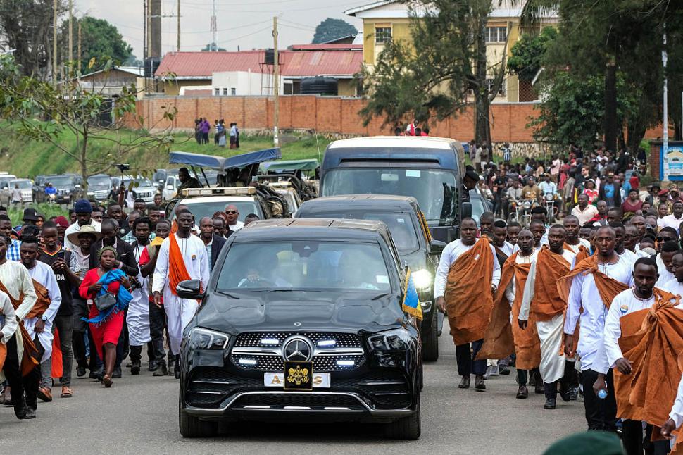 Un jurnalist va fi rege în Uganda, după ce un fotbalist a refuzat tronul. Există însă o dispută foarte interesantă legată de succesiune 1106155