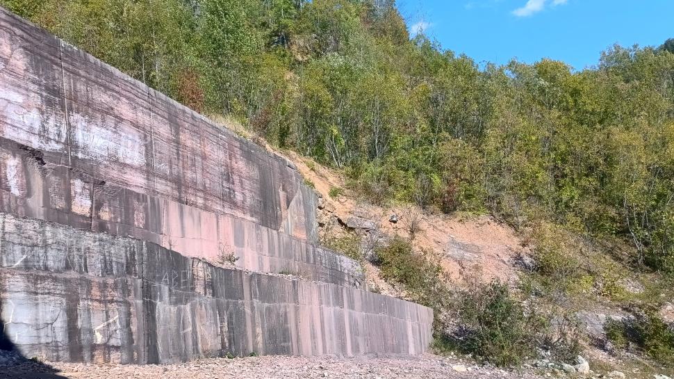 Fosta carieră de marmură de la Moneasa a devenit atracție pentru mii de turiști. Primăria pregătește noi amenajări 1106554