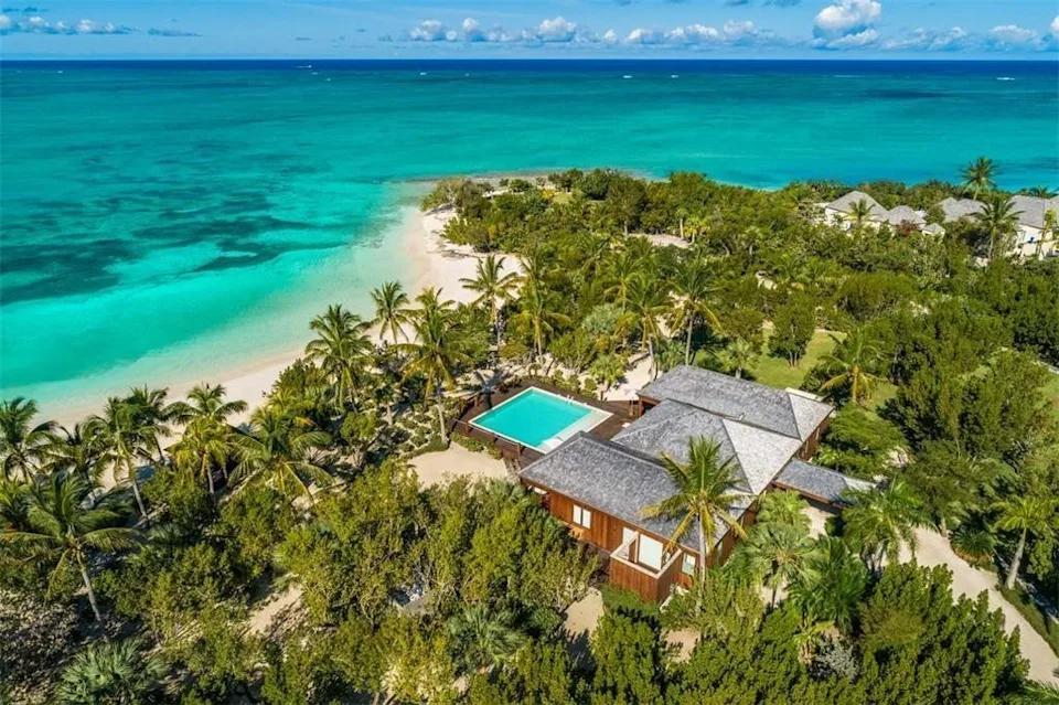 În 2000, Bruce Willis a cumpărat 7,3 acri pe insula Parrot Cay. A construit 3 case, 4 piscine și pavilion de yoga. În 2019 a vândut tot 1106514