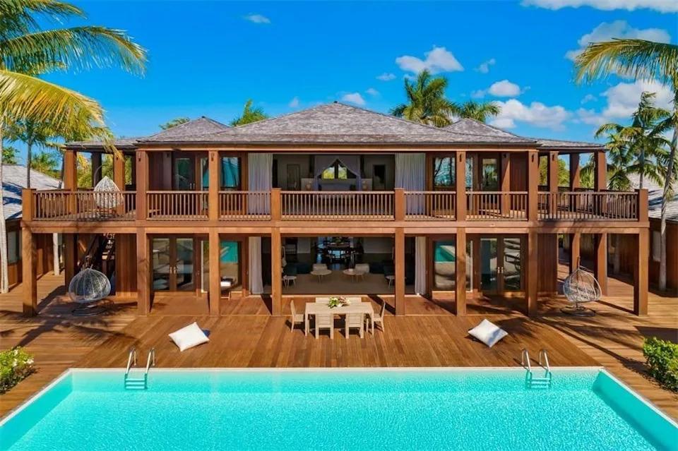 În 2000, Bruce Willis a cumpărat 7,3 acri pe insula Parrot Cay. A construit 3 case, 4 piscine și pavilion de yoga. În 2019 a vândut tot 1106521