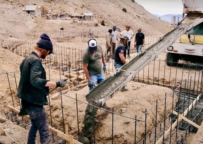 Un bărbat a cumpărat un oraș abandonat din California, s-a apucat să-l restaureze și locuiește singur în el. Totul a început ca o glumă 1106572