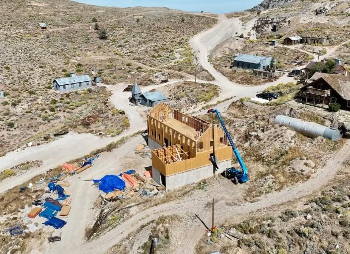 Un bărbat a cumpărat un oraș abandonat din California, s-a apucat să-l restaureze și locuiește singur în el. Totul a început ca o glumă 1106576