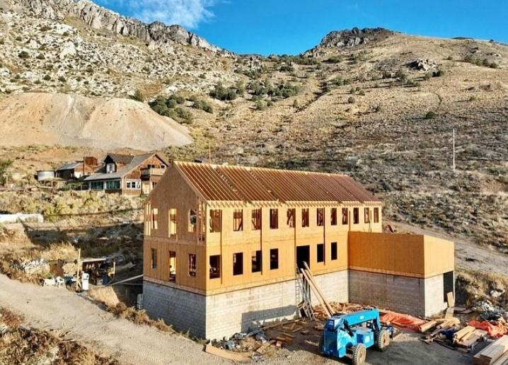 Un bărbat a cumpărat un oraș abandonat din California, s-a apucat să-l restaureze și locuiește singur în el. Totul a început ca o glumă 1106577