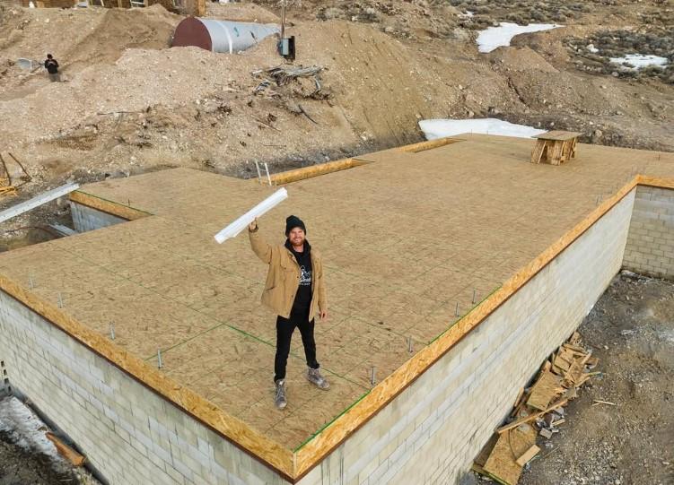 Un bărbat a cumpărat un oraș abandonat din California, s-a apucat să-l restaureze și locuiește singur în el. Totul a început ca o glumă 1106581