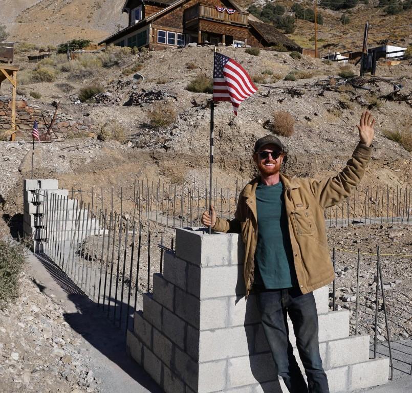 Un bărbat a cumpărat un oraș abandonat din California, s-a apucat să-l restaureze și locuiește singur în el. Totul a început ca o glumă 1106584