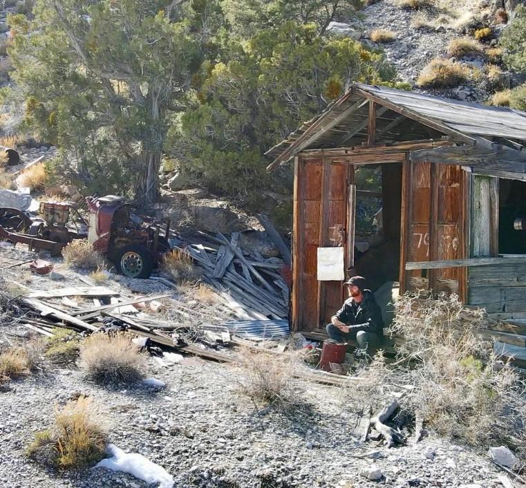 Un bărbat a cumpărat un oraș abandonat din California, s-a apucat să-l restaureze și locuiește singur în el. Totul a început ca o glumă 1106587