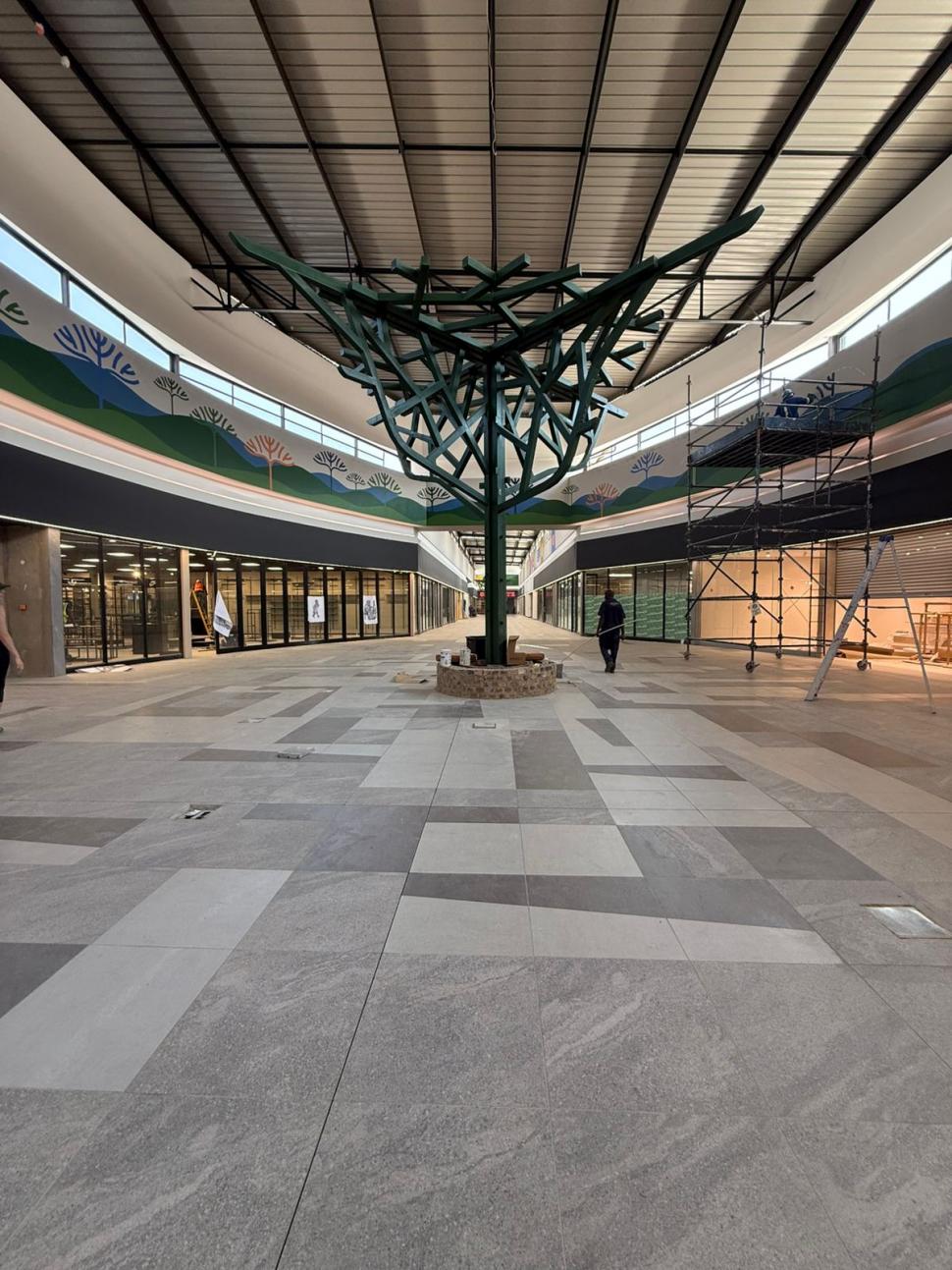 Un mall nou, întins pe 19.000 mp, s-a deschis în inima celui mai valoros zăcământ de platină din lume 1106621