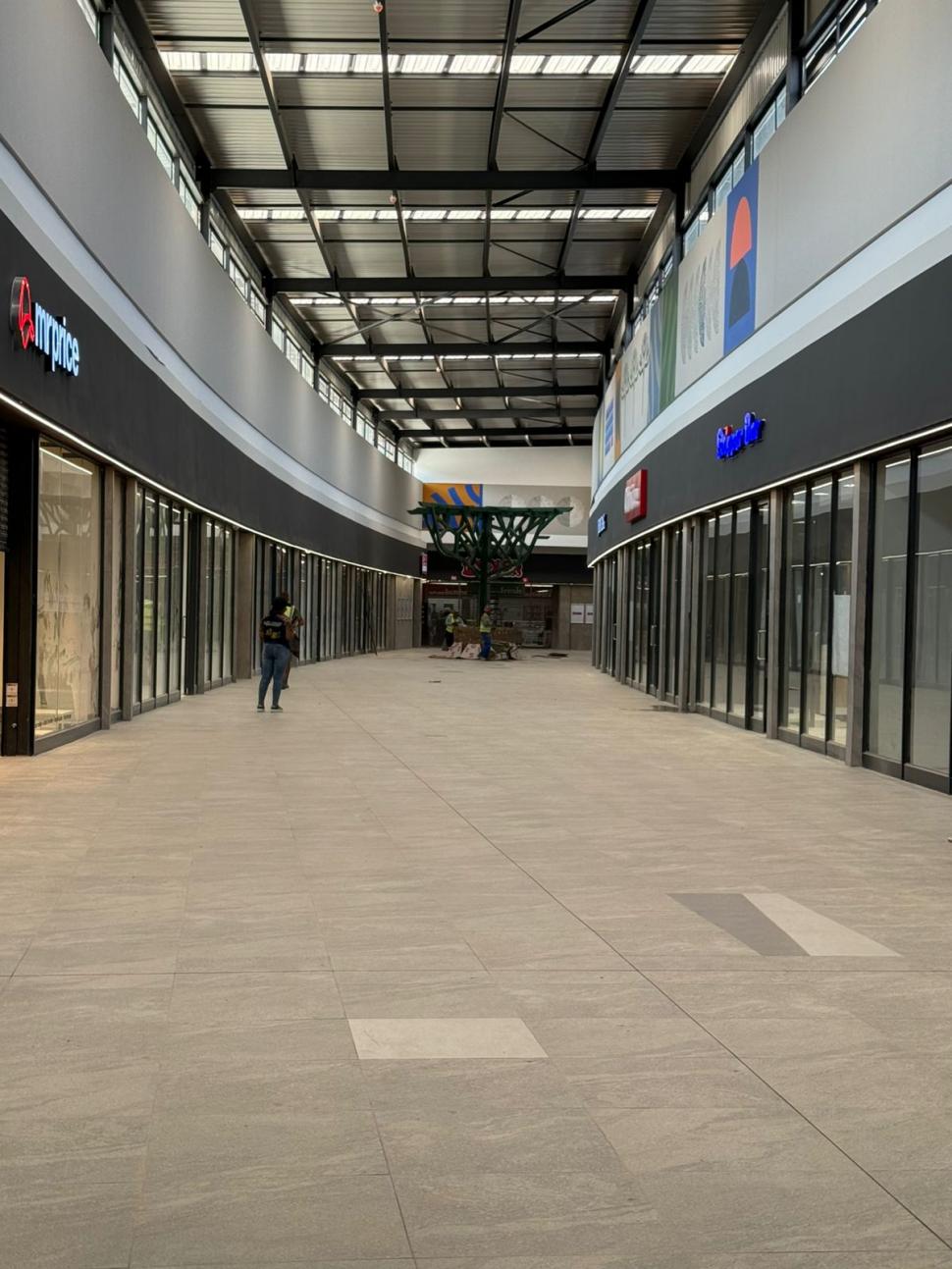 Un mall nou, întins pe 19.000 mp, s-a deschis în inima celui mai valoros zăcământ de platină din lume 1106622