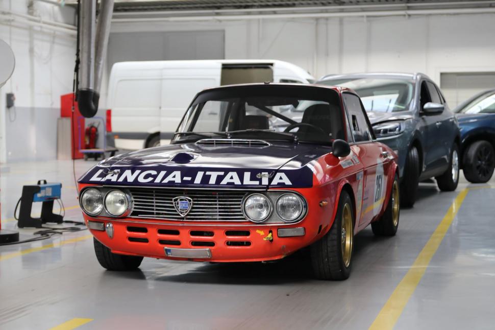 Apariţie surprinzătoare la RAR Griviţa: o Lancia Fulvia din 1970, cu un motor V4 longitudinal. Încă participă la curse, la Monte Carlo 1107106