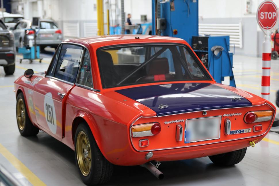 Apariţie surprinzătoare la RAR Griviţa: o Lancia Fulvia din 1970, cu un motor V4 longitudinal. Încă participă la curse, la Monte Carlo 1107107