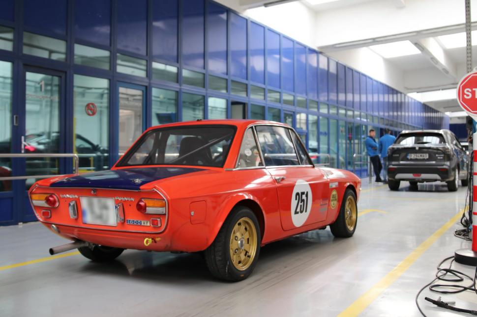Apariţie surprinzătoare la RAR Griviţa: o Lancia Fulvia din 1970, cu un motor V4 longitudinal. Încă participă la curse, la Monte Carlo 1107109
