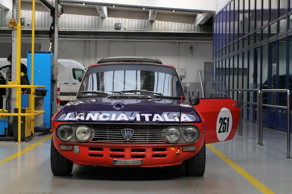 Apariţie surprinzătoare la RAR Griviţa: o Lancia Fulvia din 1970, cu un motor V4 longitudinal. Încă participă la curse, la Monte Carlo 1107110