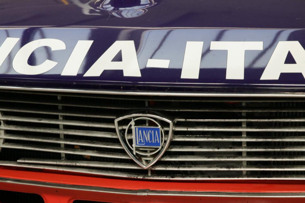 Apariţie surprinzătoare la RAR Griviţa: o Lancia Fulvia din 1970, cu un motor V4 longitudinal. Încă participă la curse, la Monte Carlo 1107113