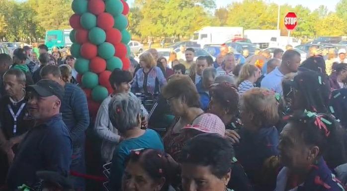 Coadă de sute de persoane la deschiderea unui magazin alimentar din Drobeta-Turnu Severin. Oamenii s-au îmbulzit să intre 1106893