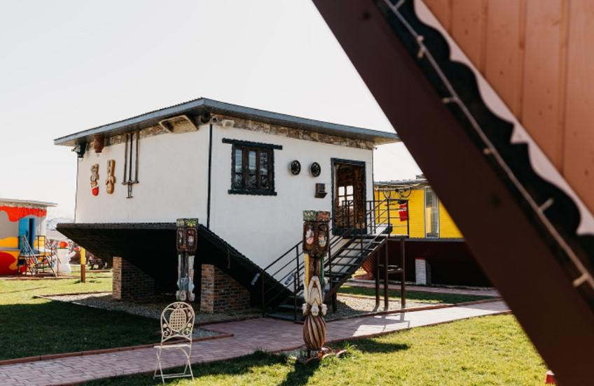 În Gorj există un sat în care totul este cu susul în jos. Cum s-a născut Satul Răsturnat și cine este în spatele ideii 1106943