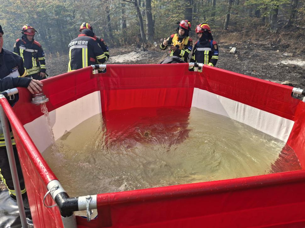 Incendiul din Domogled, lângă Băile Herculane, este greu de stins. Pompierii au aruncat într-o singură zi 200.000 de litri de apă 1106908