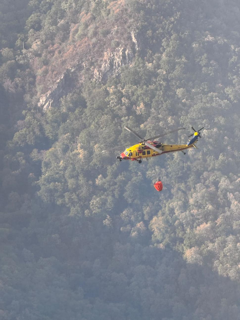 Incendiul din Domogled, lângă Băile Herculane, este greu de stins. Pompierii au aruncat într-o singură zi 200.000 de litri de apă 1106910