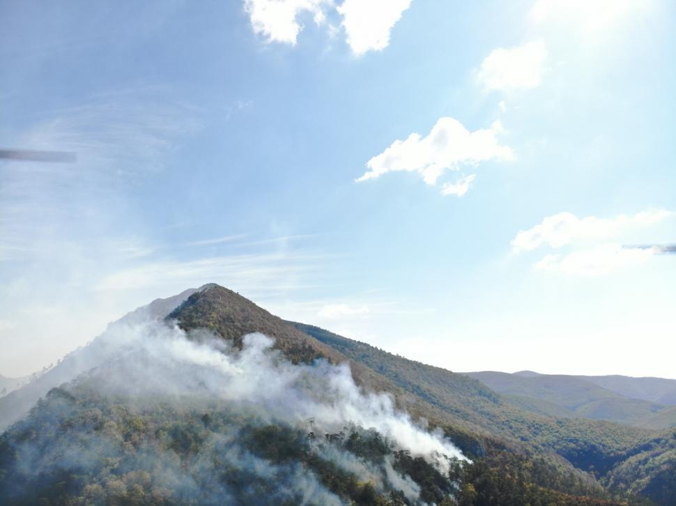 Incendiul din Domogled, lângă Băile Herculane, este greu de stins. Pompierii au aruncat într-o singură zi 200.000 de litri de apă 1106915