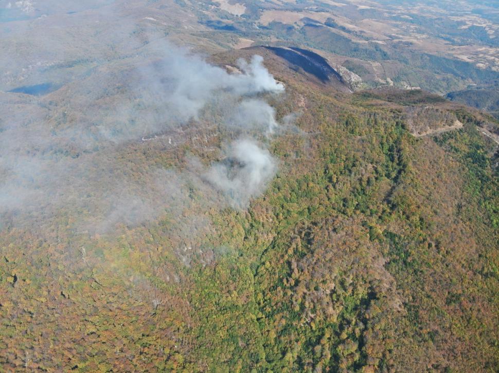 Incendiul din Domogled, lângă Băile Herculane, este greu de stins. Pompierii au aruncat într-o singură zi 200.000 de litri de apă 1106916