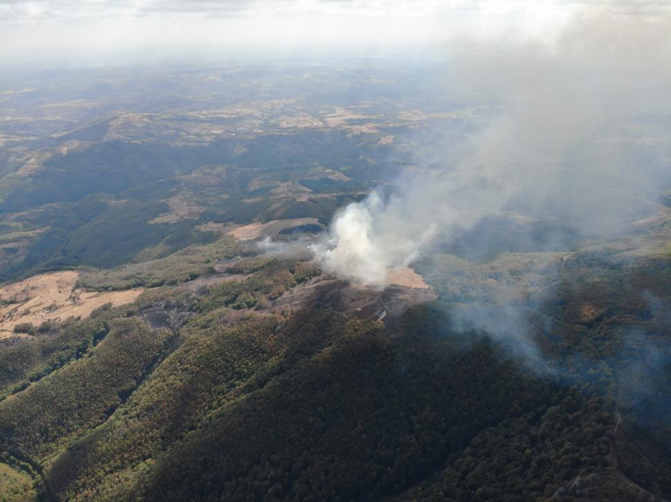 Incendiul din Domogled, lângă Băile Herculane, este greu de stins. Pompierii au aruncat într-o singură zi 200.000 de litri de apă 1106917