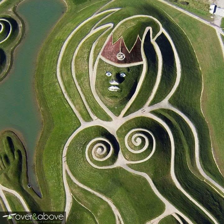 O dronă surprinde cea mai mare sculptură terestră din lume cu silueta unei femei: Un peisagist tunde „Doamna Nordului” o dată pe an 1106881
