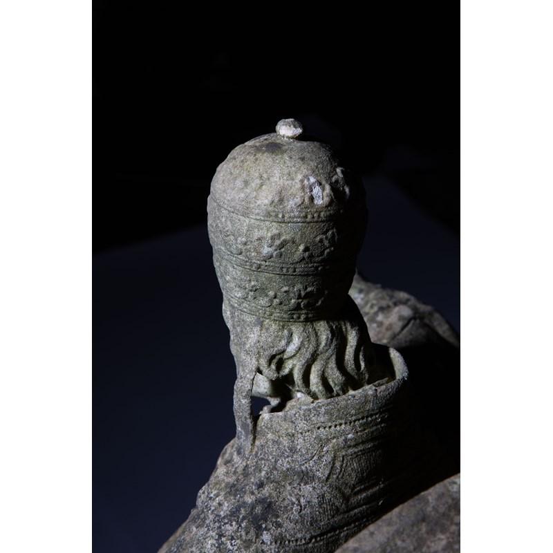 Un bărbat a găsit la un depozit de reciclare un ornament „din beton” care s-a dovedit a fi o sculptură extrem de valoroasă 1107015