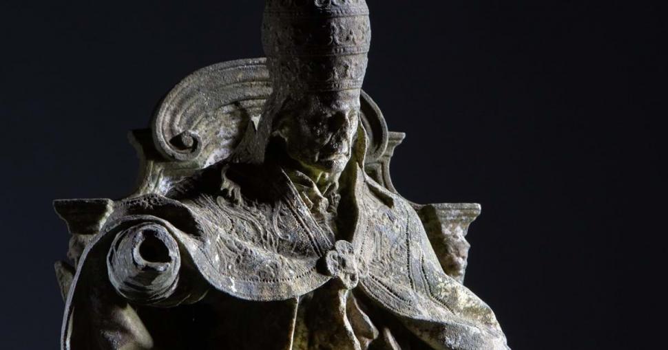 Un bărbat a găsit la un depozit de reciclare un ornament „din beton” care s-a dovedit a fi o sculptură extrem de valoroasă 1107017